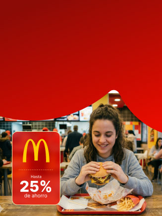 Una mujer come una hamburguesa. Usa promoción banco Galicia en McDonald's.